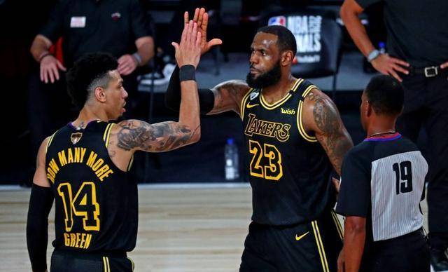  罗马中场大将重伤赛季报销牵动球迷心  