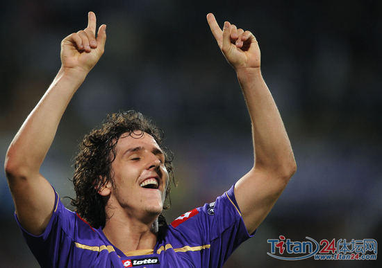  佛罗伦萨紫百合绽放,中场核心梅开二度主宰比赛